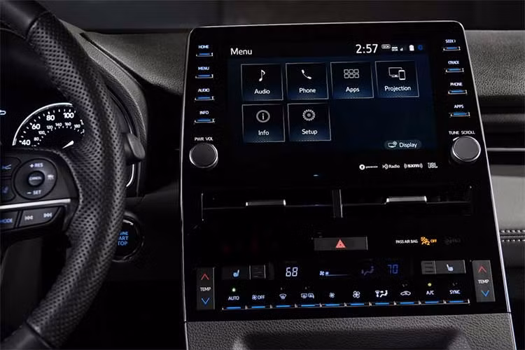 Không chỉ được đầu tư mạnh về bị tiện nghi, Avalon cũng sở hữu nhiều hệ thống hỗ trợ tiên tiến như chuẩn bị trước va chạm, tự phát hiện người đi bộ, giữ ga tự động ở mọi dải tốc độ nhờ sóng radar, cảnh báo chuyển làn, hỗ trợ đánh lái tránh vật cản tự động, đèn pha tự động, cảnh báo điểm mù, hỗ trợ lùi xe, tự phanh khi có xe băng qua phía sau...