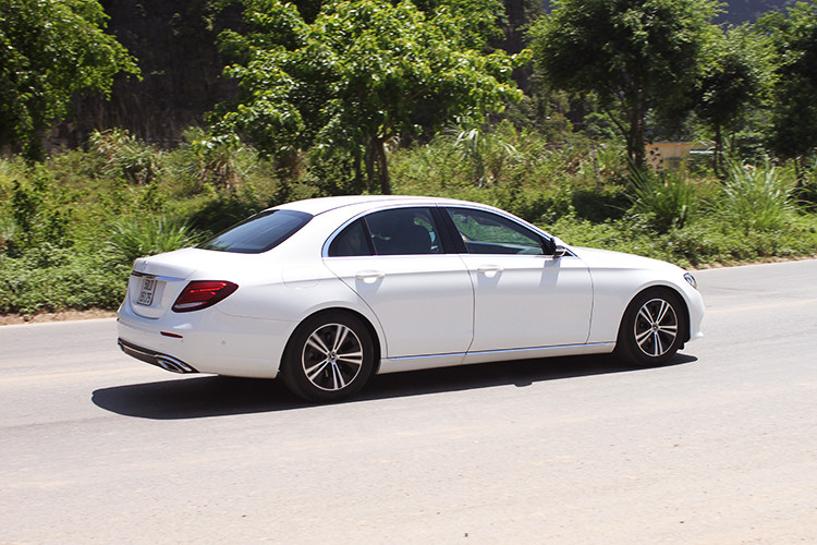 Mercedes-Benz E180 sử dụng khối động cơ I-4 1.5L tăng áp cuộn kép thế hệ mới (M264), có thể sản sinh sức kéo 250 Nm ngay từ vòng tua 1.500 vòng/phút và công suất cực đại 156 mã lực. Toàn bộ sức mạnh sẽ được truyền qua bánh sau thông qua hộp số 9G-TRONIC, người điều khiển có thể chuyển số thông qua lẫy số tích hợp sau vô-lăng. Hệ thống động cơ và hộp số cũng sẽ được tuỳ biến linh hoạt dựa trên 5 chế độ lái.