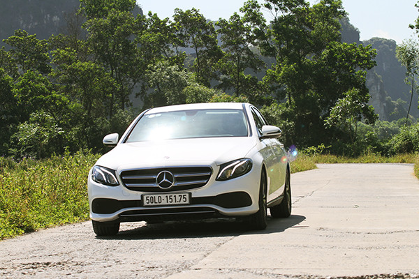 Tương tự như "đàn anh" E200, E180 vẫn có hệ thống treo tự thích ứng AGILITY CONTROL, hệ thống hỗ trợ đỗ xe chủ động Active parking assist tích hợp PARKTRONIC. Đi kèm với đó là hàng loạt tính năng an toàn như hệ thống tự động bảo vệ chủ động PRE-SAFE®, hỗ trợ đỗ xe tự động Active Parking Assist thế hệ mới; ATTENTION ASSIST; ESP Curve Dynamic Assist...