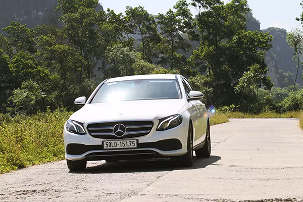 Tương tự như "đàn anh" E200, E180 vẫn có hệ thống treo tự thích ứng AGILITY CONTROL, hệ thống hỗ trợ đỗ xe chủ động Active parking assist tích hợp PARKTRONIC. Đi kèm với đó là hàng loạt tính năng an toàn như hệ thống tự động bảo vệ chủ động PRE-SAFE®, hỗ trợ đỗ xe tự động Active Parking Assist thế hệ mới; ATTENTION ASSIST; ESP Curve Dynamic Assist...