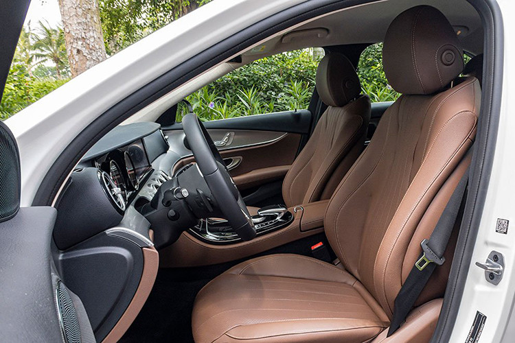 Dù là phiên bản tiêu chuẩn của dòng E-Class nhưng E180 vẫn sở hữu những trang bị tiện nghi không hề kém cạnh khi so với các đối thủ đồng cấp trong phân khúc. Đầu tiên là màn hình trung tâm cỡ lớn 12,3 inch tương thích với Android Auto và Apple CarPlay, hệ thống định vị GPS tích hợp bản đồ Việt Nam cửa hít, rèm che nắng cho cửa sổ sau, cổng lắp đặt giá để Ipad và các thiết bị giải trí khác, hệ thống điều hoà tự động 3 vùng độc lập Thermotronic...