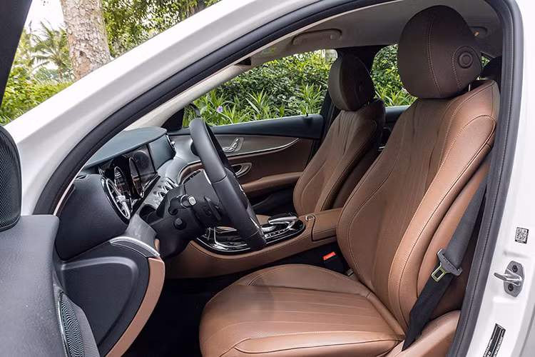 Dù là phiên bản tiêu chuẩn của dòng E-Class nhưng E180 vẫn sở hữu những trang bị tiện nghi không hề kém cạnh khi so với các đối thủ đồng cấp trong phân khúc. Đầu tiên là màn hình trung tâm cỡ lớn 12,3 inch tương thích với Android Auto và Apple CarPlay, hệ thống định vị GPS tích hợp bản đồ Việt Nam cửa hít, rèm che nắng cho cửa sổ sau, cổng lắp đặt giá để Ipad và các thiết bị giải trí khác, hệ thống điều hoà tự động 3 vùng độc lập Thermotronic...