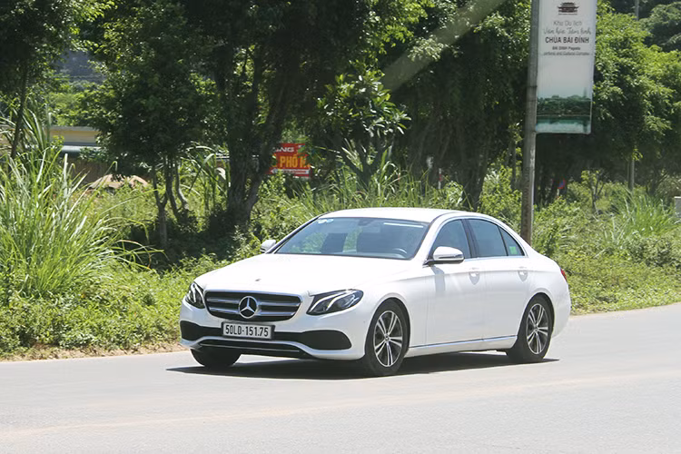 Vô lăng trợ lực điện của xe khá nhẹ, nó giúp cho việc điều khiển một chiếc sedan dài xấp xỉ 5 mét trở nên dễ dàng và linh hoạt hơn, tất nhiên đó là khi chạy ở tốc độ thấp. Còn với tốc độ cao, vô lăng sẽ trở nên đầm chắc hơn để cung cấp cho người lái khả năng kiểm soát chiếc xe một cách chính xác - đặc biệt là lẫy số tay trên vô lăng tiện dụng và thể thao hơn khi tăng tốc.