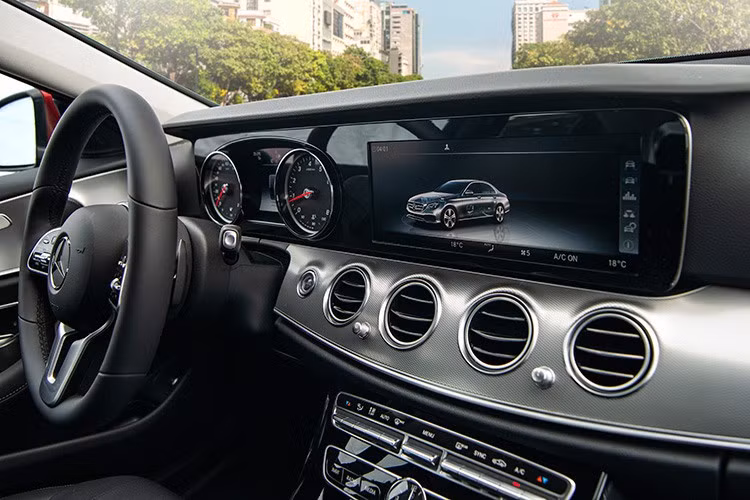 Ghế ngồi trên E180 sử dụng loại da tổng hợp Artico với tuỳ chọn màu Nâu hoặc Đen. Hàng ghế trước sẽ trang bị tính năng chỉnh điện đa hướng với chế độ nhớ ghế 3 vị trí cả người lái lẫn hành khách phía bên. Phía sau, hành khách sẽ không có điều gì phải phàn nàn khi ghế ngồi được thiết kế rộng rãi, thoải mái cho cả khu vực duỗi chân lẫn không gian phần đầu.