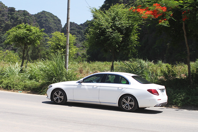 Mercedes E180 với động cơ 1.5L tăng áp và hộp số tự động 9 cấp 9G-Tronic khá ổn định khi chạy ở những cũng đường cao tốc, xe sang số rất mượt ở mọi dải tốc độ. Với 5 chế độ lái khác nhau thông qua Dynamic Select bao gồm Sport+, Sport, Comfort, Eco và Individual cũng mang lại cảm giác lái đa dạng cho người dùng. Đáng chú ý, hệ thống trợ lực lái Direct-Steer cho phép vô-lăng nhẹ nhàng khi đi ở tốc độ chậm (dưới 10km/h) và nặng dần khi đi nhanh cũng là một điểm cộng.