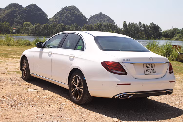 Để mở rộng đối tượng khách hàng và và nâng cao hơn nữa khả năng cạnh tranh cho E-Class, mới đây Mercedes-Benz Việt Nam đã quyết định giới thiệu thêm phiên bản E180 2020. Thực tế, đây chính là sản phẩm mới nhằm thay thế cho phiên bản E200 đã có từ trước đó.