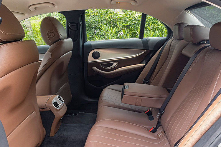 Theo công bố của nhà sản xuất, mẫu xe E180 mới sẽ có dung tích khoang hành lý đạt 570 lít đủ khả năng chứa 2-3 vali cỡ vừa cho chuyến du lịch hay 1-2 bộ gây golf. Xe không có lốp dự phòng do dòng E-Class đều sử dụng loại lốp run-flat. Cốp xe được đóng mở bằng điện, nắp cốp tự động mở hoàn toàn mà không phải thêm thao tác dùng tay nâng cốp.