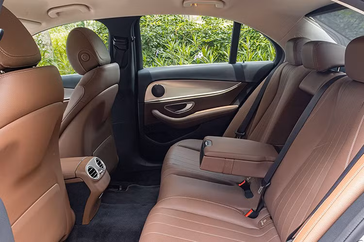 Theo công bố của nhà sản xuất, mẫu xe E180 mới sẽ có dung tích khoang hành lý đạt 570 lít đủ khả năng chứa 2-3 vali cỡ vừa cho chuyến du lịch hay 1-2 bộ gây golf. Xe không có lốp dự phòng do dòng E-Class đều sử dụng loại lốp run-flat. Cốp xe được đóng mở bằng điện, nắp cốp tự động mở hoàn toàn mà không phải thêm thao tác dùng tay nâng cốp.