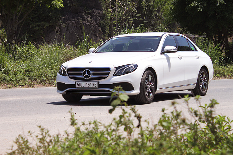 Với mức giá xe Mercedes-Benz E180 2020 mới chỉ còn 2,050 tỷ đồng, thấp hơn phiên bản E200 cũ tới 80 triệu đồng, E180 không chỉ giúp cho khách hàng dễ dàng tiếp cận hơn mà còn tạo nên áp lực rất lớn đến các đối thủ đồng hương như BMW 5-Series (2,389 tỷ đồng) và Audi A6 (2,29 tỷ đồng). Theo nhiều chuyên gia, đây được xem là sự lựa chọn "khá hởi" cho những ai yêu thích sử dụng dòng E-Class của Mercedes-Benz. Video: Đánh giá Mercedes-Benz E180 2020 tại Việt Nam.