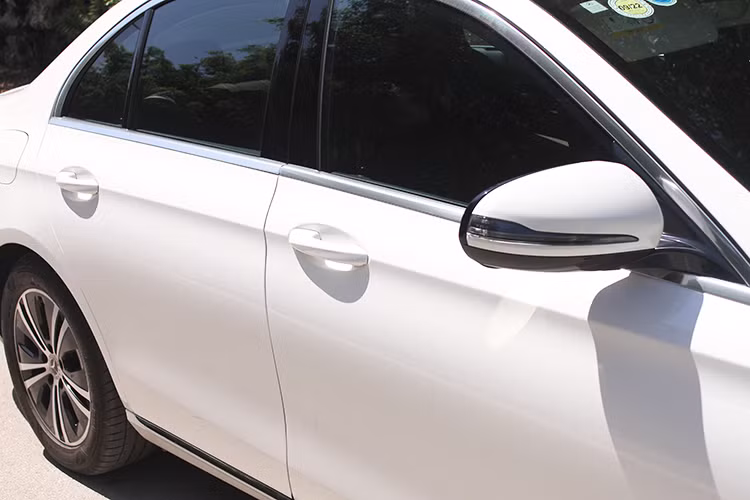 Mercedes-Benz E180 2020 mới không có nhiều sự khác biệt so với các phiên bản còn lại trong dòng E-Class, xe vẫn sở hữu ngôn ngữ thiết kế Sensual Purity với những đường cong đầy gợi cảm cùng các yếu tố tạo hình rất đặc trưng. Kích thước tổng thể không đổi, lần lượt là 4.923 x 1.852 x 1.468 mm (D x R x C).