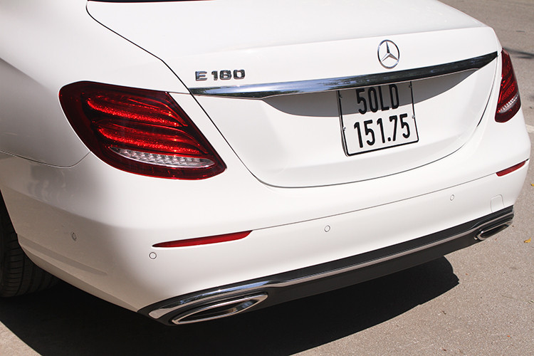 Nếu như phần đầu xe, người xem có thể nhận biết được các phiên bản của dòng E-Class 2020 thì ở phần đuôi xe, việc phân biệt các phiên bản sẽ khó khăn hơn nếu không có sự xuất hiện của logo thể hiện phiên bản. Điểm nhấn là cụm đèn hậu gồm 3 dải LED xếp tầng với nhiều bóng nhỏ phía trong mà nhìn kỹ mới thấy xe thực sự ấn tượng. Đuôi xe được bố trí tới 6 cảm biến lùi và camera lùi nhằm phục vụ tính năng hỗ trợ đỗ xe.