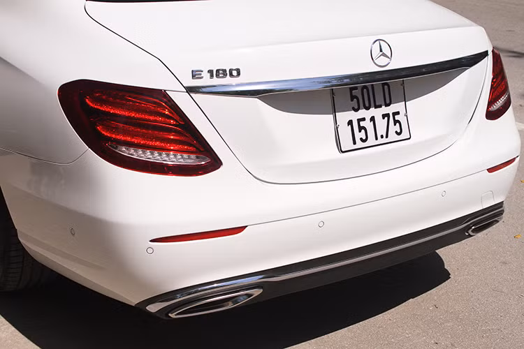 Nếu như phần đầu xe, người xem có thể nhận biết được các phiên bản của dòng E-Class 2020 thì ở phần đuôi xe, việc phân biệt các phiên bản sẽ khó khăn hơn nếu không có sự xuất hiện của logo thể hiện phiên bản. Điểm nhấn là cụm đèn hậu gồm 3 dải LED xếp tầng với nhiều bóng nhỏ phía trong mà nhìn kỹ mới thấy xe thực sự ấn tượng. Đuôi xe được bố trí tới 6 cảm biến lùi và camera lùi nhằm phục vụ tính năng hỗ trợ đỗ xe.