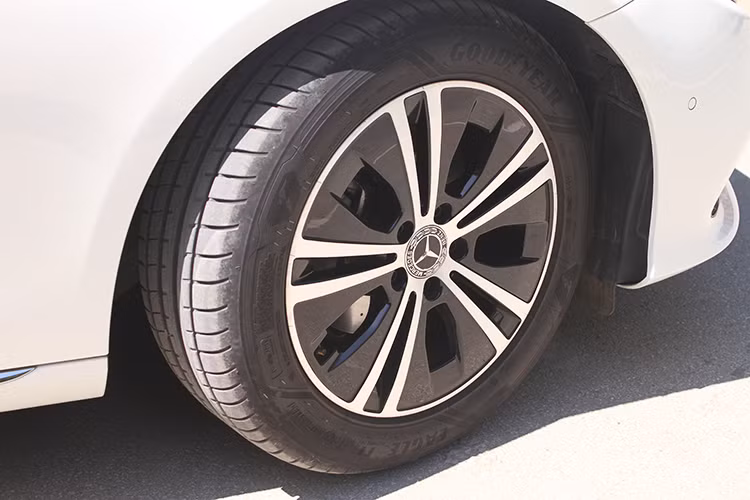 Thiết kế thân xe của E180 vẫn là những đường nét tạo hình bo tròn các góc, một thiết kế quen thuộc trên hầu hết các sản phẩm mới gần đây của Mercedes-Benz, mang lại cảm giác mượt mà và bầu bĩnh. Nổi bật ở phần thân xe đến từ đường viền crôm bao quanh thành cửa sổ và nẹp hông. Xe được trang bị bộ vành hợp kim 5 chấu kép với 2 tông màu cỡ 17 inch.