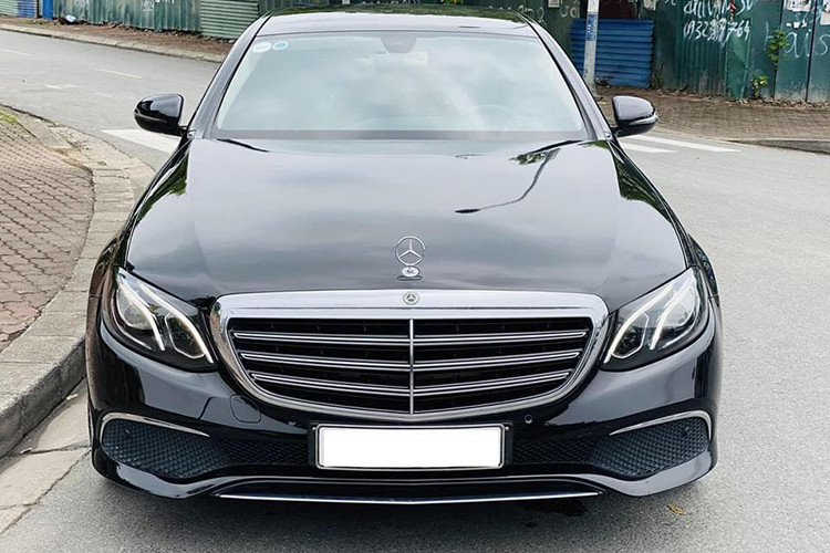 Chi tiết ấn tượng nhất của E200 là cụm đèn trước với các dải sáng ban ngày LED nằm song song với nhau, chia tách 2 đèn pha/cốt dạng thấu kính projector để gợi thiết kế "mắt kép" đặc trưng của các thế hệ trước. Tùy từng phiên bản, E-Class sẽ có "bộ mặt" khác nhau với bản E200 sử dụng cản trước khác biệt và lưới tản nhiệt truyền thống của Mercedes, để tạo ấn tượng về sự sang trọng.