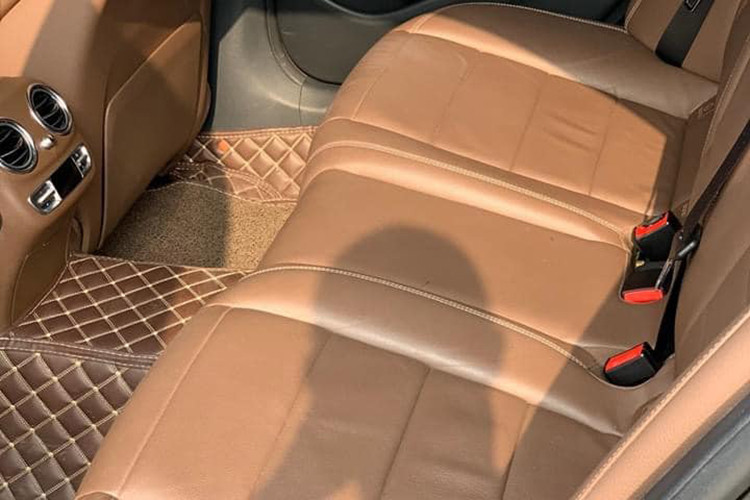 Trang bị an toàn của xe bao gồm; hỗ trợ đỗ xe tự động Parking Pilot tích hợp Camera lùi hoặc Camera 360; ATTENTION ASSIST; ESP Curve Dynamic Assist; Crosswind Assist; phanh tay điều khiển điện với chức năng nhả phanh thông minh; hỗ trợ khởi hành ngang dốc (Hill-Start Assist) cùng 9 túi khí an toàn; hệ thống đèn full-LED. Đặc biệt, tính năng PRE-SAFE Sound...