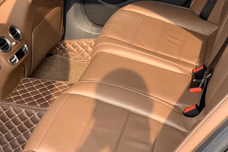 Trang bị an toàn của xe bao gồm; hỗ trợ đỗ xe tự động Parking Pilot tích hợp Camera lùi hoặc Camera 360; ATTENTION ASSIST; ESP Curve Dynamic Assist; Crosswind Assist; phanh tay điều khiển điện với chức năng nhả phanh thông minh; hỗ trợ khởi hành ngang dốc (Hill-Start Assist) cùng 9 túi khí an toàn; hệ thống đèn full-LED. Đặc biệt, tính năng PRE-SAFE Sound...