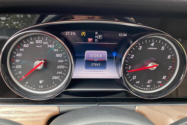 Tại Việt Nam, Mercedes-Benz E200 đời 2017 sử dụng động cơ tăng áp 2.0l 4 xi-lanh thẳng hàng, dẫn động cầu sau và hộp số tự động 9 cấp 9G-TRONIC. Động cơ này đạt công suất 184 mã lực/300 Nm, thời gian tăng tốc 0-100 km/h đạt 7,7 giây cùng mức tiêu thụ nhiên liệu trung bình của mẫu xe này là 5,9 - 6,3 lít/100 km.