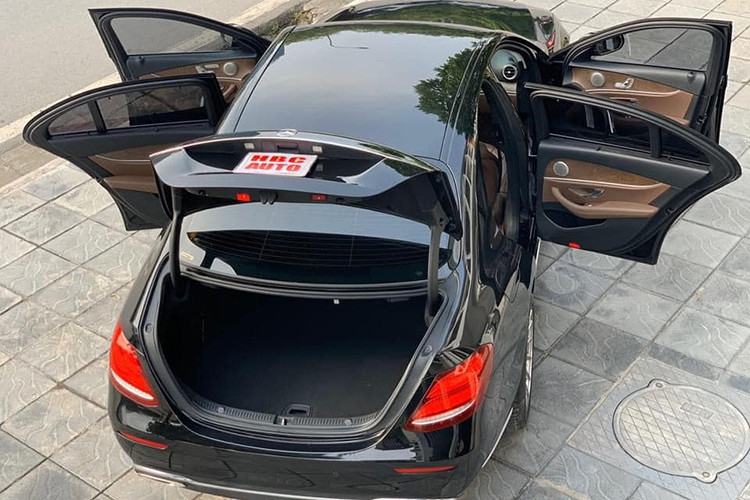 Khi mới ra mắt thị trường Việt Nam vào năm 2017, giá xe Mercedes-Benz E200 là 2,099 tỷ đồng và được lắp ráp trong nước. Chiếc xe trong bài viết này hiện đang được chào giá khoảng 1,6 tỷ đồng, rẻ hơn khoảng 400 triệu so với khi mua mới. Theo chủ nhân cho biết, chiếc xe này vẫn còn bảo hành chính hãng tới năm 2021.