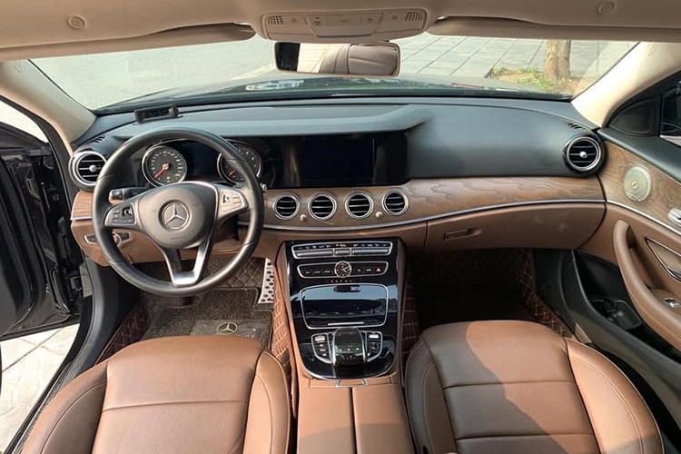 Dựa trên ngôn ngữ Sensual Purity trứ danh, khoang nội thất của E200 hướng đến một không gian mở nhờ việc bố trí thông minh các cụm điều khiển và sử dụng các vật liệu cao cấp như da, gỗ, hợp kim nhôm. Một lần nữa, thiết kế nội thất của xe lại gợi nhớ về dòng sedan cao cấp nhất hiện nay của Mercedes là S-Class.