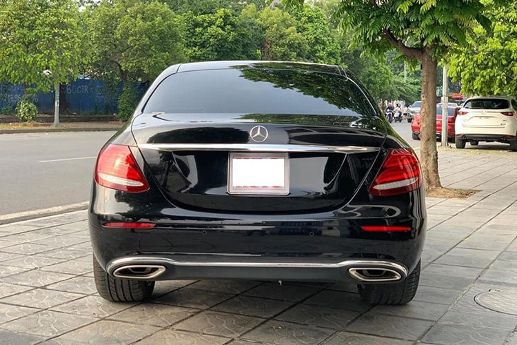 E200 sở hữu trục cơ sở và chiều dài tổng thể lần lượt dài hơn 65 mm và 43 mm so với mẫu xe tiền nhiệm. Được "chấp bút" từ ngôn ngữ Sensual Purity, chiếc xe sở hữu nắp ca-pô kéo dài, khoang hành khách đẩy về phía sau cùng thiết kế vòm cửa dạng coupé không thể nhầm lẫn giúp nó sang trọng hơn so với các đối thủ cùng dòng.