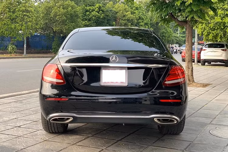 E200 sở hữu trục cơ sở và chiều dài tổng thể lần lượt dài hơn 65 mm và 43 mm so với mẫu xe tiền nhiệm. Được "chấp bút" từ ngôn ngữ Sensual Purity, chiếc xe sở hữu nắp ca-pô kéo dài, khoang hành khách đẩy về phía sau cùng thiết kế vòm cửa dạng coupé không thể nhầm lẫn giúp nó sang trọng hơn so với các đối thủ cùng dòng.