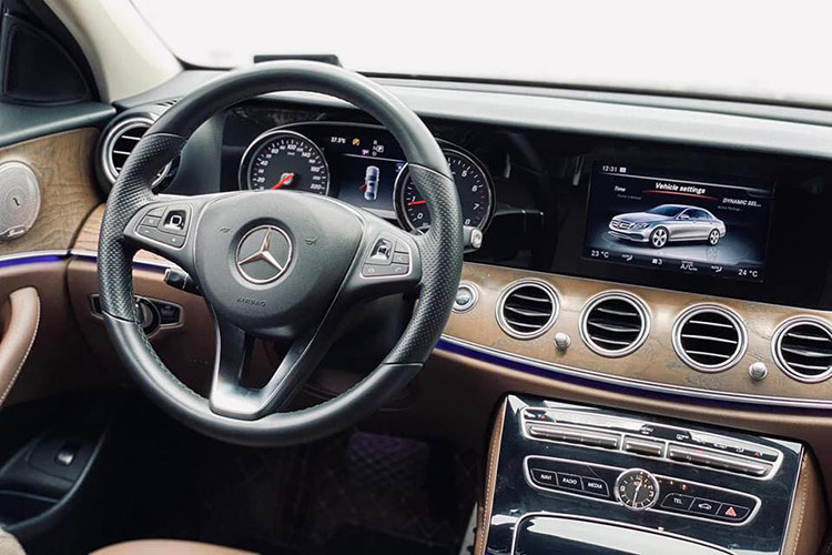 Đáng chú ý là bảng đồng hồ kỹ thuật số với sự kết hợp của hai màn hình hiển thị chất lượng cao kích thước 12,3 inch. Thiết kế này giúp bảng điều khiển trung tâm tinh gọn và hiện đại hơn, đồng thời mang lại cảm giác mở rộng về 2 bên cho hành khách. Người lái có thể lựa chọn 3 chủ đề hiển thị khác nhau cho bảng đồng hồ kỹ thuật số, bao gồm ‘Cổ điển’, ‘Thể thao’ và ‘Hiện đại’. Xe cũng sở hữu hệ thống đèn viền với 64 màu sắc khác nhau với khả năng điều chỉnh trực tiếp trên thang màu.