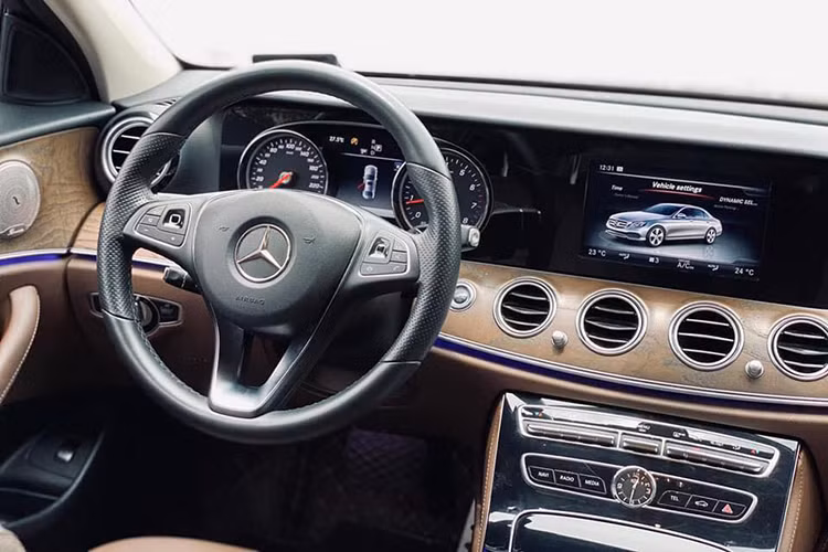 Đáng chú ý là bảng đồng hồ kỹ thuật số với sự kết hợp của hai màn hình hiển thị chất lượng cao kích thước 12,3 inch. Thiết kế này giúp bảng điều khiển trung tâm tinh gọn và hiện đại hơn, đồng thời mang lại cảm giác mở rộng về 2 bên cho hành khách. Người lái có thể lựa chọn 3 chủ đề hiển thị khác nhau cho bảng đồng hồ kỹ thuật số, bao gồm ‘Cổ điển’, ‘Thể thao’ và ‘Hiện đại’. Xe cũng sở hữu hệ thống đèn viền với 64 màu sắc khác nhau với khả năng điều chỉnh trực tiếp trên thang màu.