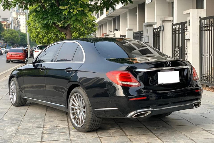 Ra mắt lần đầu tiên tại Việt Nam từ tháng 10/2016 mẫu xe sang Mercedes-Benz E 200 là sự tổng hòa của 3 yếu tố: sự thời thượng, cá tính lịch lãm và chất thể thao. Giống như nhiều mẫu Mercedes đời mới khác, thuộc dòng E-Calss và được thiết kế theo ngôn ngữ Sensual Purity, chiếc xe mang nhiều nét tương đồng với các dòng S-Class và C-Class cũng hãng.