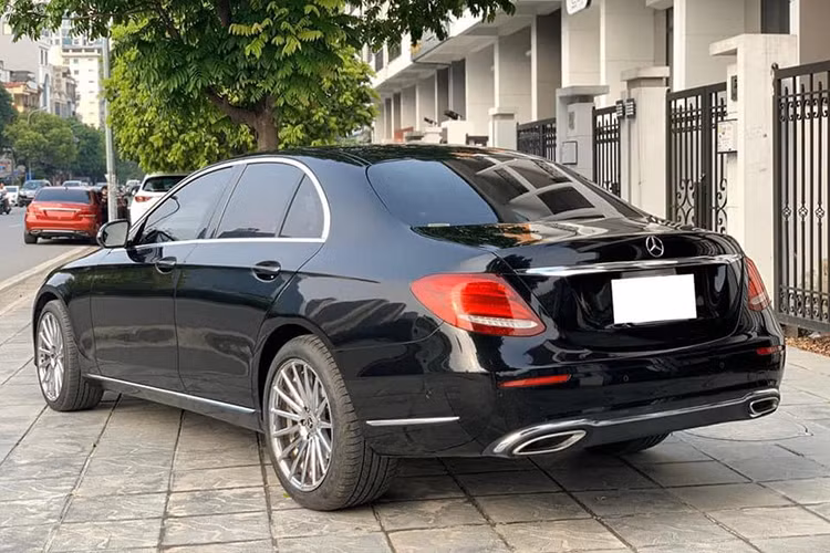 Ra mắt lần đầu tiên tại Việt Nam từ tháng 10/2016 mẫu xe sang Mercedes-Benz E 200 là sự tổng hòa của 3 yếu tố: sự thời thượng, cá tính lịch lãm và chất thể thao. Giống như nhiều mẫu Mercedes đời mới khác, thuộc dòng E-Calss và được thiết kế theo ngôn ngữ Sensual Purity, chiếc xe mang nhiều nét tương đồng với các dòng S-Class và C-Class cũng hãng.