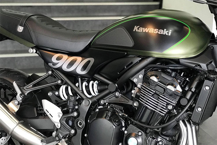 Xe sở hữu bộ khung sườn được chia sẻ từ "đàn anh" RS cùng bộ vỏ tối giản. Bình xăng xe thiết kế hình giọt nước với dung tích 17 lít, phù hợp với đường trường. Nếu đổ đầy bình, xe có thể chạy khoảng 300 km. Khối lượng khô của Kawasaki Z900 RS 2018 vào khoảng 214 kg.