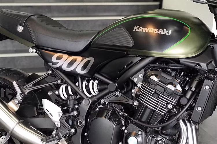 Xe sở hữu bộ khung sườn được chia sẻ từ "đàn anh" RS cùng bộ vỏ tối giản. Bình xăng xe thiết kế hình giọt nước với dung tích 17 lít, phù hợp với đường trường. Nếu đổ đầy bình, xe có thể chạy khoảng 300 km. Khối lượng khô của Kawasaki Z900 RS 2018 vào khoảng 214 kg.