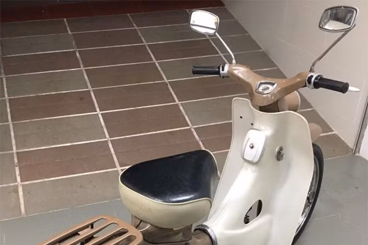 Tay lái của chiếc xe này cũng được thiết kế khác biệt, chỉ có duy nhất 2 đèn xi-nhan nằm hai bên, trong khi những chiếc Cub thế hệ sau còn tích hợp thêm đèn pha. Đơn vị đo tốc độ của chiếc xe được tính bằng dặm/h được ghi trên mặt đồng hồ, nó chứng minh rằng chiếc Super Cub C100 này đã được đem tới Việt Nam từ Mỹ.