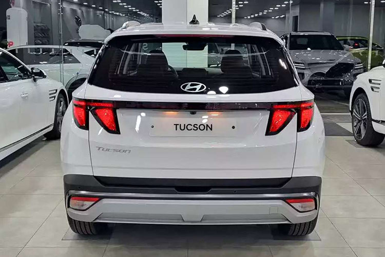 Trong khi đó, khu vực thân xe và cụm đèn hậu của Hyundai Tucson mới gần như không thay đổi so với bản cũ. Tại quê nhà, Hyundai còn cung cấp thêm phiên bản N Line cho những khách hàng ưa thích phong cách thể thao. Với phiên bản này, Hyundai Tucson 2025 sẽ có lưới tản nhiệt với logo riêng, mâm xe hợp kim 19 inch và bộ ống xả kép. 