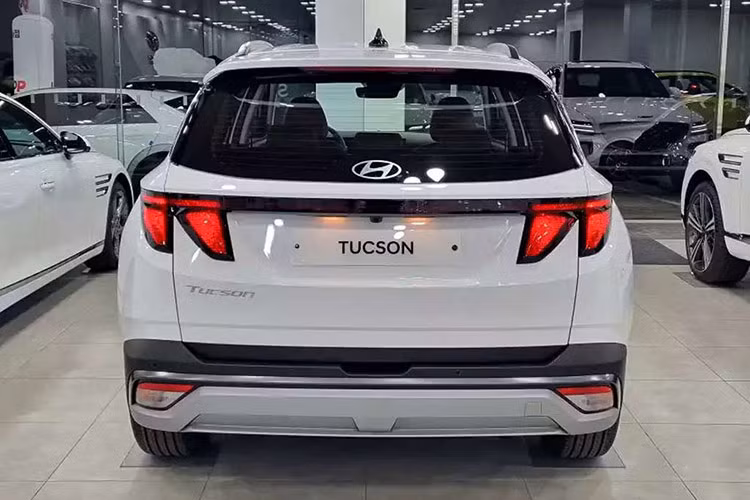 Trong khi đó, khu vực thân xe và cụm đèn hậu của Hyundai Tucson mới gần như không thay đổi so với bản cũ. Tại quê nhà, Hyundai còn cung cấp thêm phiên bản N Line cho những khách hàng ưa thích phong cách thể thao. Với phiên bản này, Hyundai Tucson 2025 sẽ có lưới tản nhiệt với logo riêng, mâm xe hợp kim 19 inch và bộ ống xả kép. 