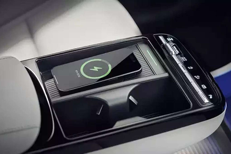 Bệ tỳ tay trung tâm của Hyundai Tucson 2025 cũng được thiết kế lớn hơn, tích hợp ngăn chứa đồ, sạc điện thoại không dây và khay đựng cốc.