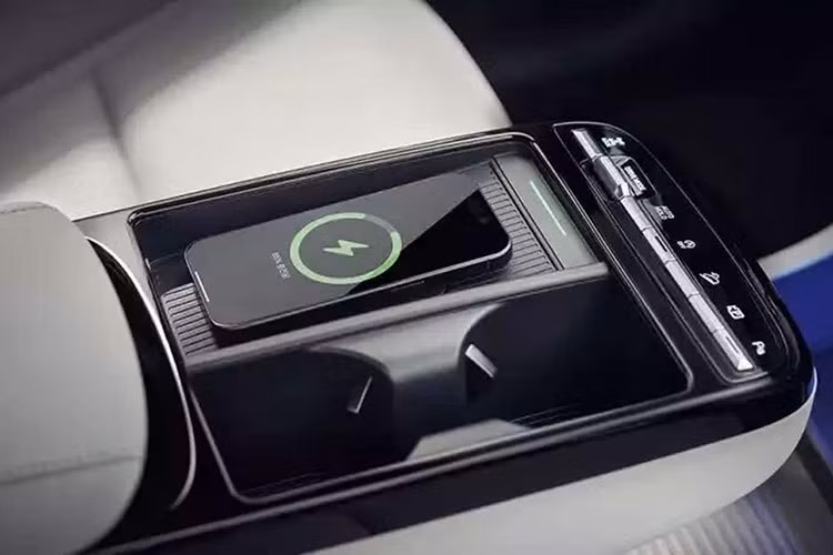 Bệ tỳ tay trung tâm của Hyundai Tucson 2025 cũng được thiết kế lớn hơn, tích hợp ngăn chứa đồ, sạc điện thoại không dây và khay đựng cốc.