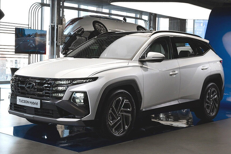 Các động cơ trên xe đều đi kèm với hộp số tự động 6 cấp, hộp số tự động 8 cấp hoặc hộp số tự động ly hợp kép DCT 7 cấp. Mức giá xe Hyundai Tucson 2025 tại Việt Nam hiện chưa công bố, nhưng dự đoán tăng nhự so với phiên bản cũ vẫn đang bán ra thị trường.