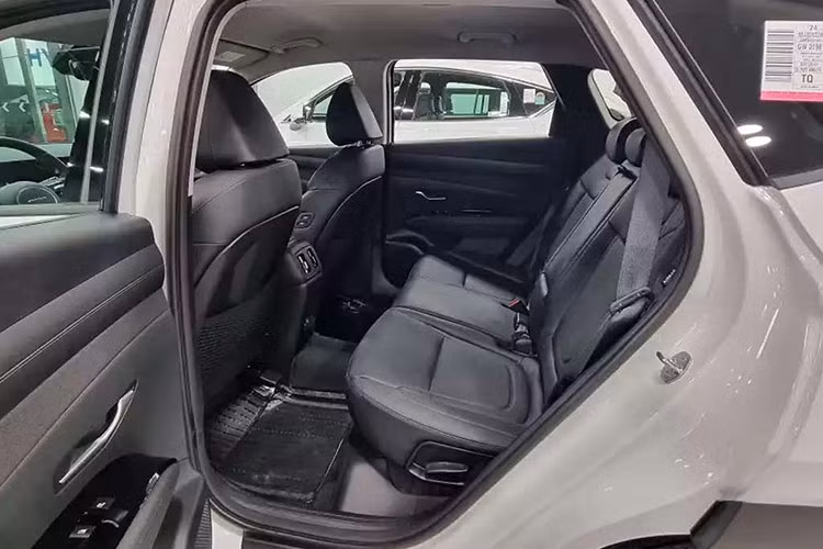 Hyundai Tucson 2025 còn được bổ sung nhiều công nghệ đáng chú ý như: Chế độ địa hình tự động (có chức năng xác định mặt đường trong thời gian thực và tự động chọn chế độ lái tối ưu) hay Hệ thống kiểm soát ổn định khi gió mạnh (Cross Wind Stability Control), giúp cải thiện độ ổn định của xe ở dải tốc độ cao.