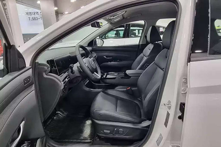 Ngoài ra, xe còn được nâng cấp hệ thống đèn viền trang trí nội thất, bổ sung tính năng thu phí tự động không dừng khi qua trạm thu phí, khóa kỹ thuật số Digital Key 2, máy quét vân tay, màn hình hiển thị thông tin kính lái HUD, camera hành trình, ghế lái/gương chiếu hậu nhớ vị trí và cửa cốp đóng/mở chỉnh điện.