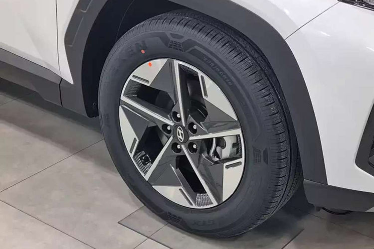 Về ngoại hình, Hyundai Tucson 2025 sẽ có sự thay đổi nhẹ về mặt thiết kế so với phiên bản tiền nhiệm. Điển hình như khu vực đầu xe có lưới tản nhiệt Parametric được thu nhỏ lại, đi kèm cụm đèn định vị dạng cánh chim. Tiếp đến là cản trước được mở rộng theo chiều ngang giúp xe trông bề thế hơn.