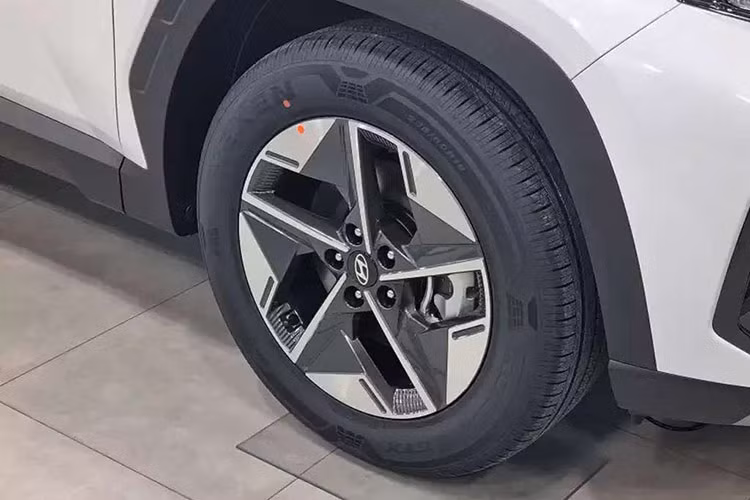 Về ngoại hình, Hyundai Tucson 2025 sẽ có sự thay đổi nhẹ về mặt thiết kế so với phiên bản tiền nhiệm. Điển hình như khu vực đầu xe có lưới tản nhiệt Parametric được thu nhỏ lại, đi kèm cụm đèn định vị dạng cánh chim. Tiếp đến là cản trước được mở rộng theo chiều ngang giúp xe trông bề thế hơn.