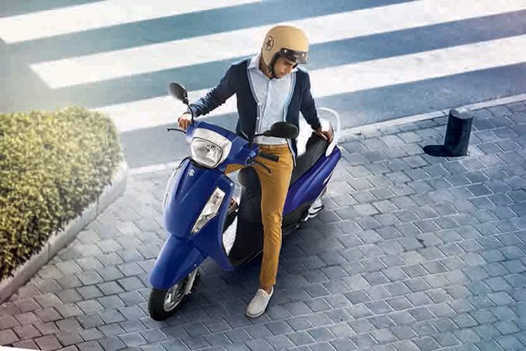 Phần đầu xe có thiết kế đơn giản và vuông vắn, thể hiện rất rõ với đèn pha to, mặt na trước thiết kế trơn, đèn xi nhan và đèn định vị có thiết kế dọc đơn giản. Đèn hậu được thiết kế thành cụm với đèn phanh chính giữa và đèn xinhan bố trí hai bên, phía trên đèn phanh là ốp viền crôm nổi bật.