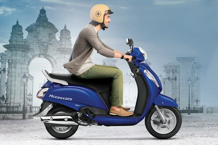 Xe ga giá rẻ Suzuki Access 125 sở hữu cụm đồng hồ công tơ mét thiết kế dạng kim đơn giản đi kèm một màn hình lcd nhỏ chính giữa - hiển thị đầy đủ các thông số cần thiết. Các nút bấm hai bên tay lái khá đầy đủ và tiện lợi, dễ dàng sử dụng cho cả người mới lái. Phía trước người ngồi là cốp, móc treo đồ và đặc biệt là xạc thiết bị di động...