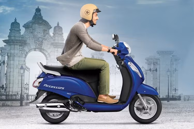 Xe ga giá rẻ Suzuki Access 125 sở hữu cụm đồng hồ công tơ mét thiết kế dạng kim đơn giản đi kèm một màn hình lcd nhỏ chính giữa - hiển thị đầy đủ các thông số cần thiết. Các nút bấm hai bên tay lái khá đầy đủ và tiện lợi, dễ dàng sử dụng cho cả người mới lái. Phía trước người ngồi là cốp, móc treo đồ và đặc biệt là xạc thiết bị di động...