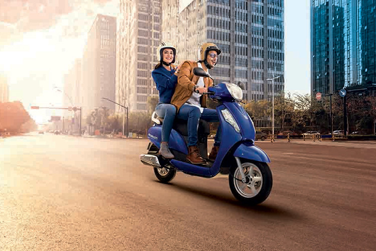 Chiều cao yên Suzuki Access 125 mới khá thấp, ở mức 733mm. Yên xe có thiết kế lớn và dày, sàn để chân rộng rãi nhằm mang lại cảm giác êm ái và thoải mái cho người dùng khi ngồi. Cốp xe được thiết kế tương đối rộng, để vừa một mũ bảo hiểm full và các vật dụng đơn giản khác.