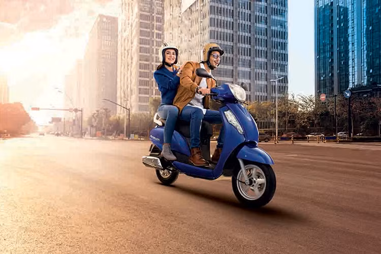 Chiều cao yên Suzuki Access 125 mới khá thấp, ở mức 733mm. Yên xe có thiết kế lớn và dày, sàn để chân rộng rãi nhằm mang lại cảm giác êm ái và thoải mái cho người dùng khi ngồi. Cốp xe được thiết kế tương đối rộng, để vừa một mũ bảo hiểm full và các vật dụng đơn giản khác.