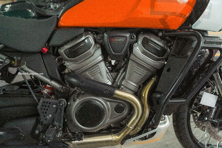 Hệ thống treo bán chủ động của Harley-Davidson Pan America 1250 gồm có giảm xóc trước hành trình ngược 47 mm và giảm xóc đơn phía sau. Hệ thống treo này có khả năng tự động điều chỉnh theo cân nặng người lái, đồng thời can thiệp tốc độ nén và hồi của giảm xóc.