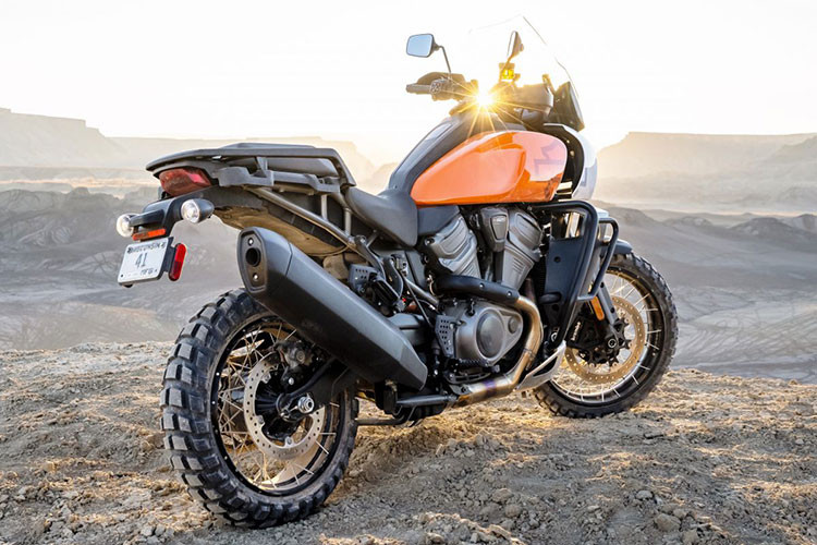 Không chỉ có động cơ mà hộp số của xe cũng cót hiết kế mới gồm 6 cấp tích hợp bên trong động cơ thay vì phân chia thành hai phần riêng riêng biệt như dòng động cơ truyền thống của hãng. Cũng nhờ đó mà trọng lượng của động cơ đã giảm xuống khá nhiều so với các đối thủ.