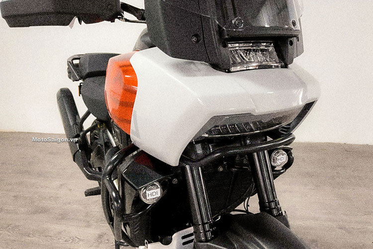 Harley-Davidson Pan America 1250 có chiều dài 2.265 mm, khoảng sáng gầm 175 mm, chiều dài cơ sở 1.580 mm. Khối lượng ướt của mẫu adventure này là 245 kg cho bản Standard và 258 kg cho bản Special. Xe sử dụng hệ thống đèn pha thích ứng Advanced Daymaker Adaptive giúp tăng thêm khả năng chiếu sáng khi di chuyển qua những góc cua.