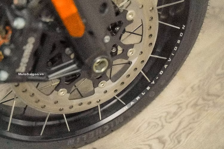 "Dàn chân" của Pan America 1250 dùng bộ vành nan hoa 19 inch ở phía trước và 17 inch ở phía sau, kích thước lốp trước/sau lần lượt là 120/70 và 170/60, cả 2 lốp đều là loại Michelin Scorcher Adventure. Phiên bản Special được trang bị hệ thống treo bán chủ động tích hợp điều chỉnh chiều cao thích ứng, cho phép hạ chiều cao yên từ 890 mm xuống mức 855 mm khi dừng xe.